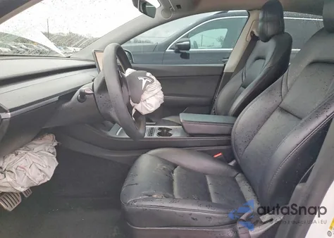 2022 Tesla Model Y z USA, uszkodzony, nr VIN 7SAYGDEF2NF387620